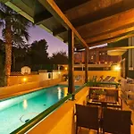 Beach Front Home In Split With Sauna Nyaraló