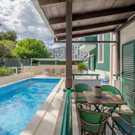 בית נופש Awesome In With Sauna ספליט