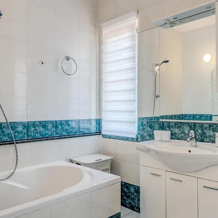 Будинок відпочинку Awesome In With Sauna Спліт